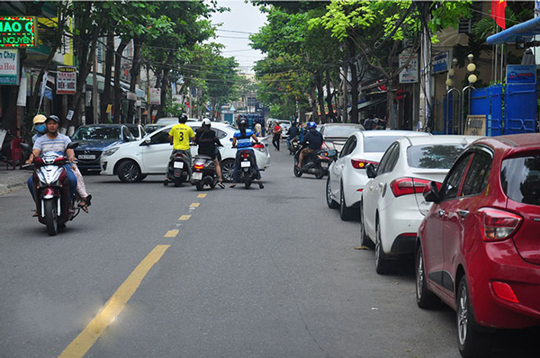 Xe đỗ lòng đường gây tốn diện tích